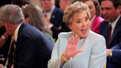 لا تعرف «AI».. زلة محرجة لوزيرة التعليم الأمريكية تنعش شركة صلصة