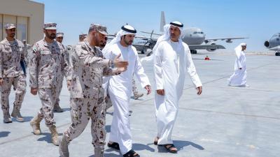 حمدان بن محمد يتفقد قاعدة الظفرة الجوية في أبوظبي