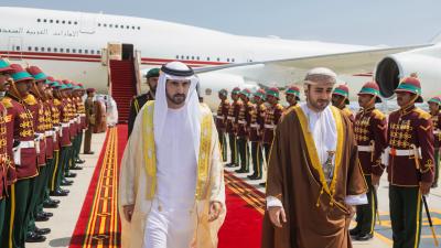 حمدان بن محمد يصل إلى سلطنة عُمان في زيارة رسمية