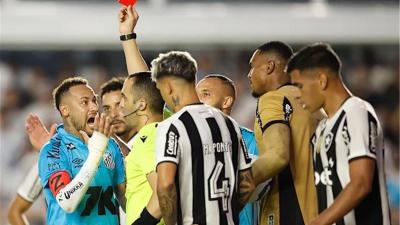 لحظة طرد نيمار في مباراة سانتوس وبوتافوغو