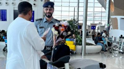 شرطة أبوظبي تودع الحجاج بالورود