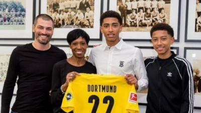 جوب بيلينغهام يحمل قميص دورتموند