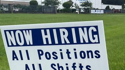 لافتة إعلانية لوظائف شاغرة بالقرب من مصنع قطع غيار السيارات في لوفيرن، ألاباما  (رويترز)
