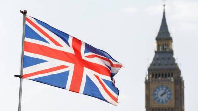 العلم البريطاني يرفرف بجوار برج إليزابيث، المعروف باسم بيغ بن، في لندن (رويترز - أرشيفية)