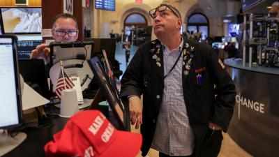 متعاملان في قاعة تداولات بورصة نيويورك (رويترز)