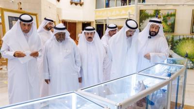 محمد المر وبلال البدور ود. محمد سلطان العلماء وعلي عبيد الهاملي ود. محمد المزروعي خلال جولة في المعرض