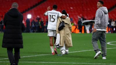 جود مع والدته وجوب ووالده بعد حصد لقب أوروبا