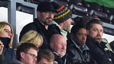 مارك يجلس خلف دينيز