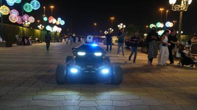 الدورية الروبوتية لشرطة دبي تباشر أولى مهامها في القرية العالمية