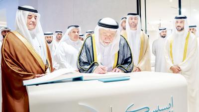 سلطان يدون كلمته بحضور سلطان بن أحمد وسالم المالك وسالم عمر