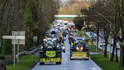 مزارعون فرنسيون يقودون جراراتهم في الشوارع احتجاجا على اتفاقية الاتحاد الأوروبي مع ميركوسور (أ.ف.ب)