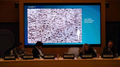 علماء يعرضون آثار أقدام الديناصورات على شاشة