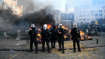 الشرطة تخلي ساحة لوكسمبورغ قرب البرلمان الأوروبي خلال احتجاج للمزارعين في بروكسل الخميس (أ.ف.ب)