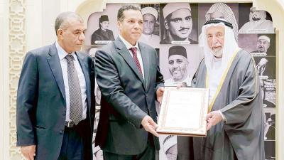 سلطان خلال تقديمه رسالة شكر إلى أبناء الشيخ عبدالباسط عبدالصمد