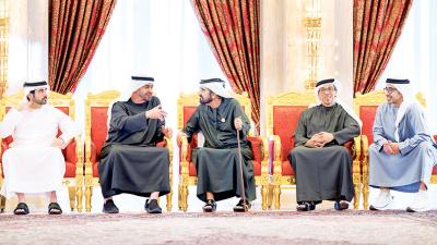 محمد بن زايد في حديث مع محمد بن راشد بحضور منصور بن زايد وحمدان بن محمد وعبدالله بن زايد