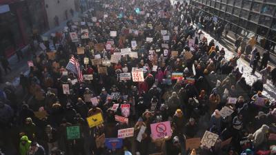 تظاهرة ضد إدارة الهجرة والجمارك (ICE) في وسط مدينة مينيابوليس، الأحد 25 يناير 2026. (أ.ب)