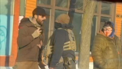 لقطة من فيديو تظهر أليكس بريتي في حوار مع عميل فيدرالي قبل مقتل بريتي رمياً بالرصاص