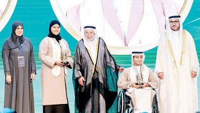 سلطان يكرّم إحدى الجهات الفائزة بحضور محدثة الهاشمي وعلي الحوسني