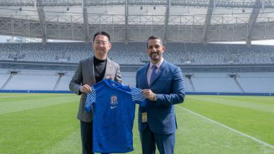 سلطان بن أحمد يتلقى قميص شنغهاي