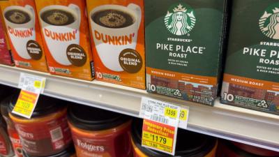 قهوة معروضة للبيع في متجر بشيكاغو (أ ب)