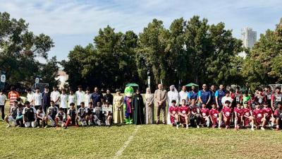 المسؤولون يتوسطون اللاعبين