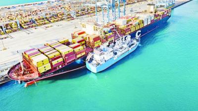 احدى السفن الراسية في ميناء خليفة بأبوظبي