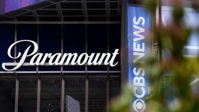 لافتة باراماونت خارج مكاتبها في برج 1515 في برودواي بمدينة نيويورك (رويترز)