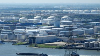 صهاريج لتخزين النفط