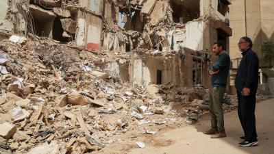 الشقيقان صباغ أمام ما تبقى من المبنى حيث كان منزل العائلة في بيروت