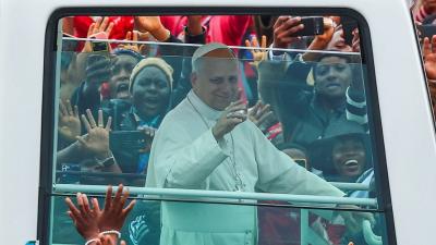 البابا لاوون الرابع عشر لدى وصوله إلى مطار بامندا في الكاميرون