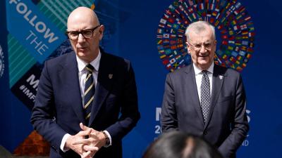 وزير الاقتصاد الفرنسي رولان ليسكور (يسار الصورة) ومحافظ بنك فرنسا فرانسوا فيليروي دي غالهو (رويترز)