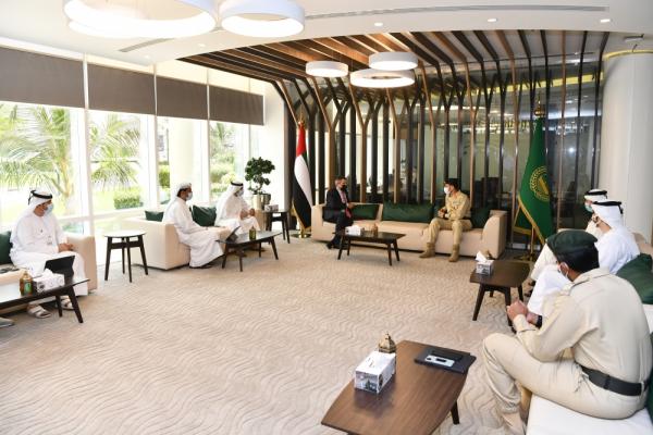 عبد الله المري خلال استقباله القنصل البريطاني