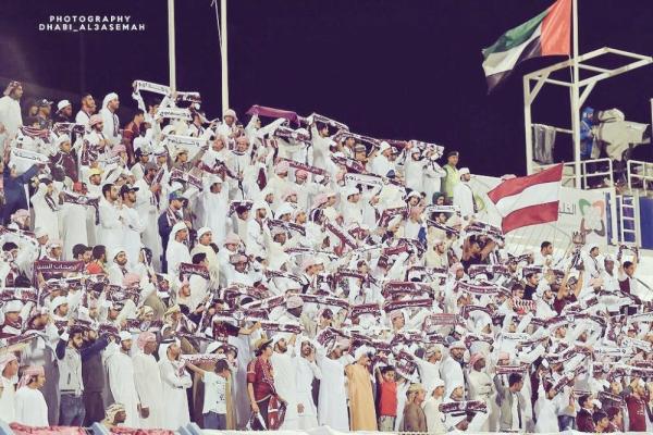 جمهور الوحدة يحمل شالات تحمل اسم أصحاب السعادة