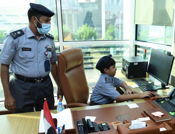 شرطة أبوظبي تسعد طفلاً من أصحاب الهمم