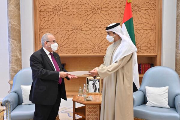 تسلمها منصور بن زايد.. رئيس الدولة يتلقى رسالة خطية من الرئيس الجزائري تسلمها منصور بن زايد.. رئيس الدولة يتلقى رسالة خطية من الرئيس الجزائري