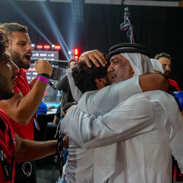 والد جاسم يهنئ ابنه البطل بالدموع 2