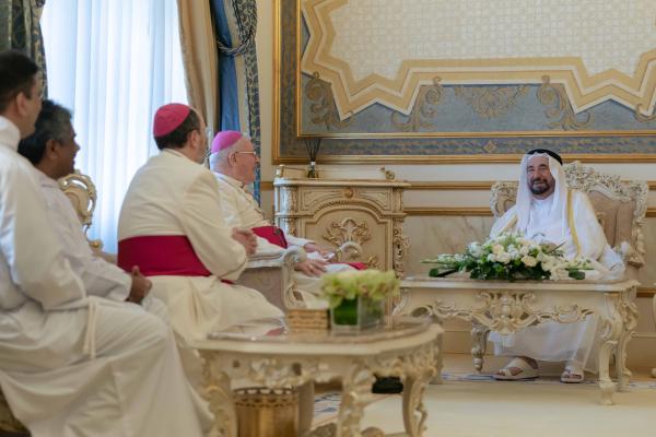 سلطان القاسمي يستقبل وفد من الكنيسة الكاثوليكية