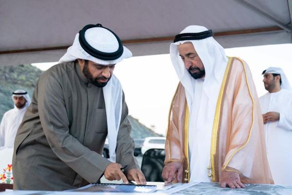 حاكم الشارقة يزور برج جبل الشيخ بخورفكان