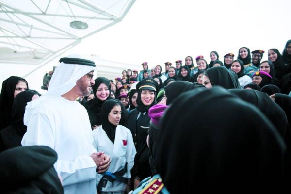 محمد بن زايد في حديث مع القيادات النسائية 1
