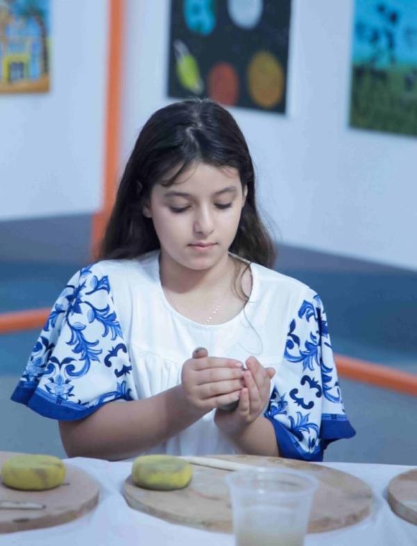 طفلة مشاركة في المعرض