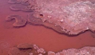 البحيرة الحمراء