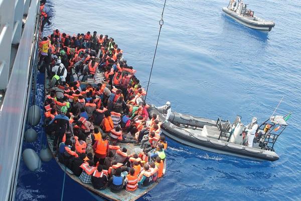 المهاجرون يخاطرون بحياتهم في رحلتهم نحو أوروبا