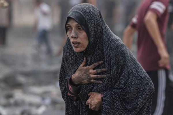 فلسطينية في حالة صدمة من هول غارة جوية إسرائيلية على مبانٍ في رفح (أ ف ب)