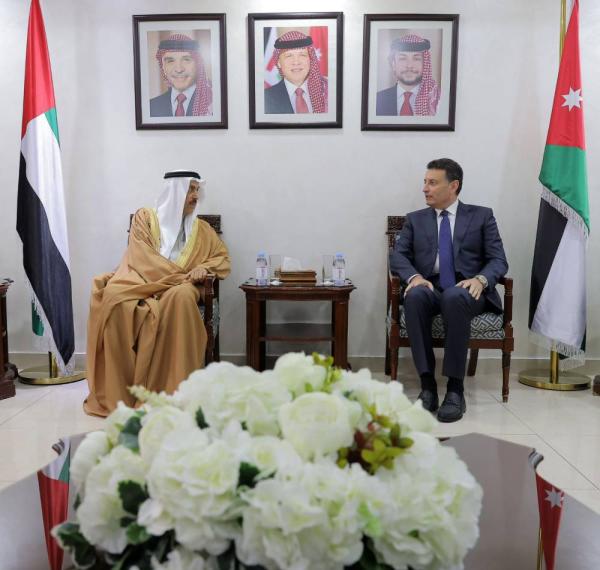 صقر غباش خلال مباحثاته مع أحمد الصفدي