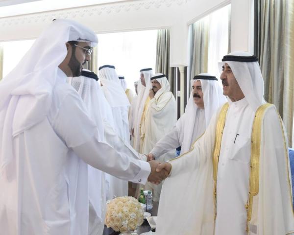 المعلا يصافح المهنئين