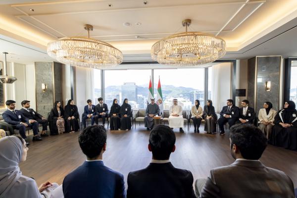 محمد بن زايد يلتقي طلبة الإمارات خلال زيارة دولة إلى كوريا
