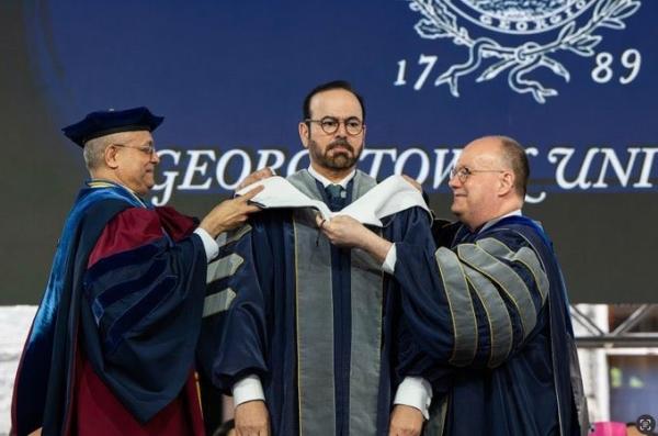 سيف بن زايد مهنئاً محمد القرقاوي بالدكتوراه الفخرية: تكريم مستحق