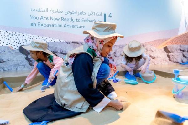 الصغار يستمتعون بمغامرة التنقيب عن الأثار