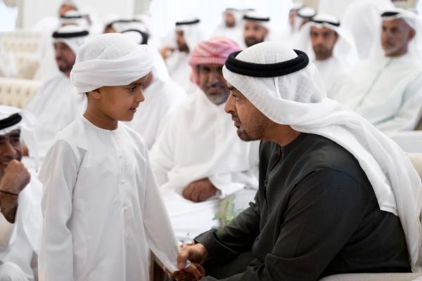 محمد بن زايد يستقبل الشيوخ والمواطنين في برزة قصر البحر