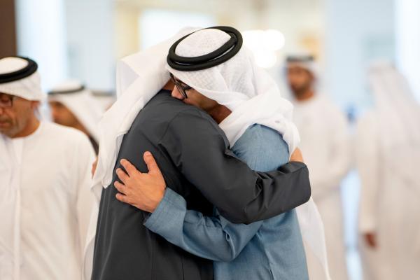 محمد بن زايد يستقبل الشيوخ والمواطنين في برزة قصر البحر